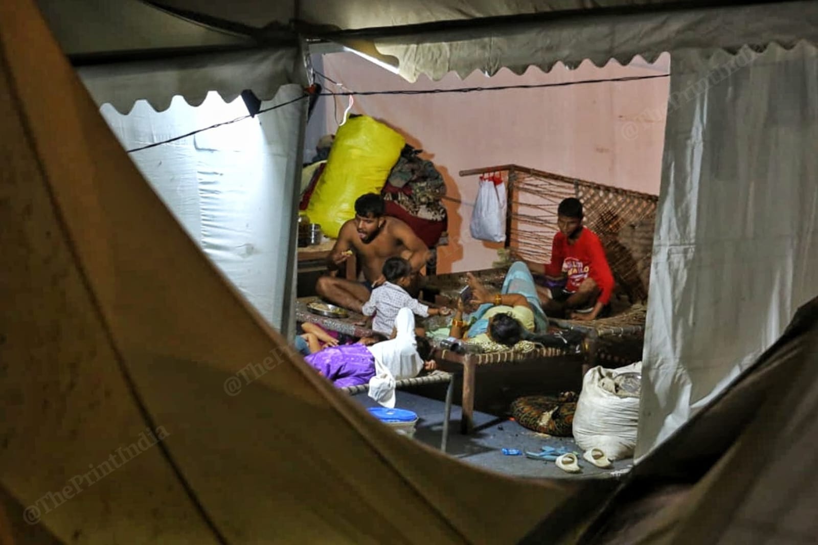 People staying in temporary shelters installed near Mayur vihar side Praveen Jain | ThePrint