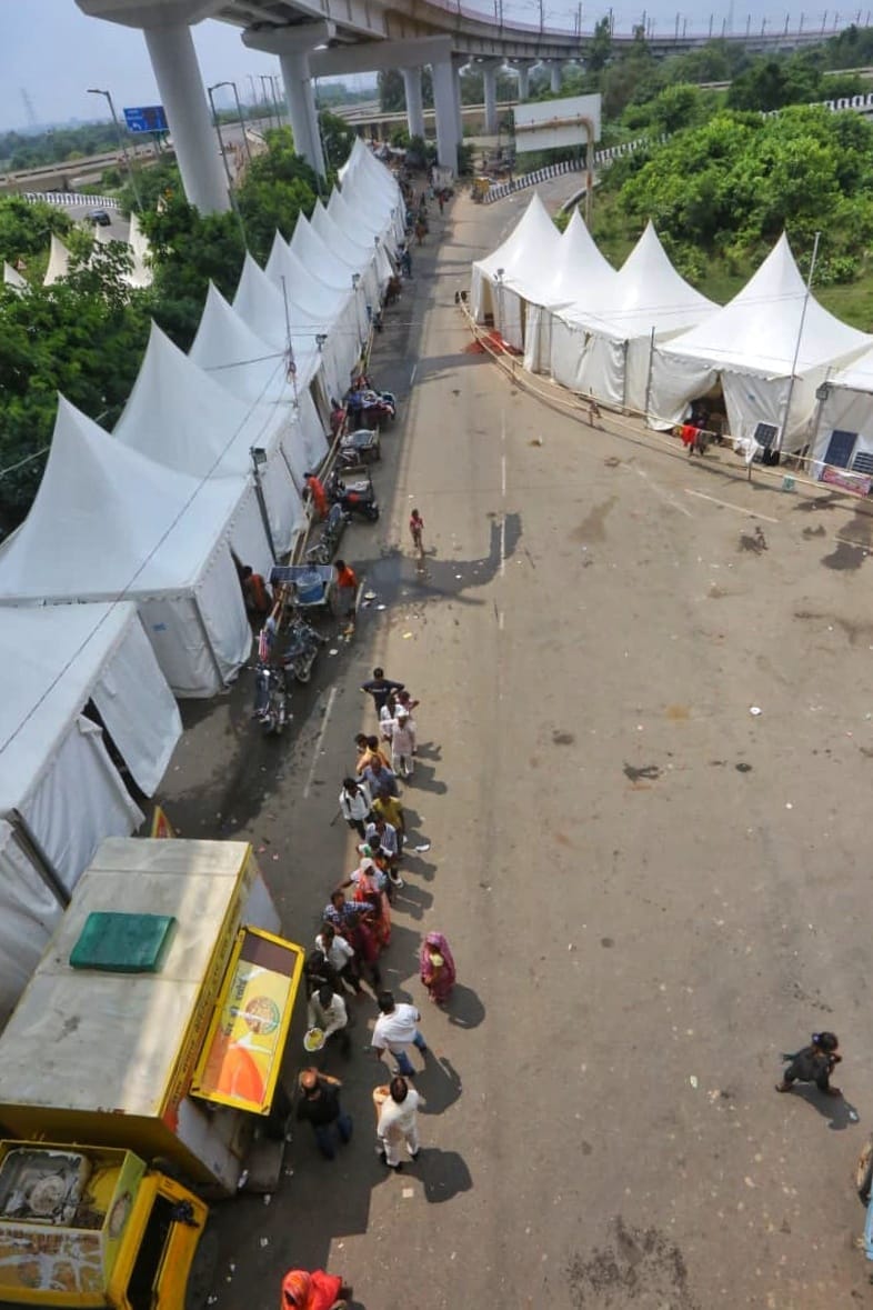 People queue up for food at temporary shelters set up near Mayur Vihar | Praveen Jain | ThePrint