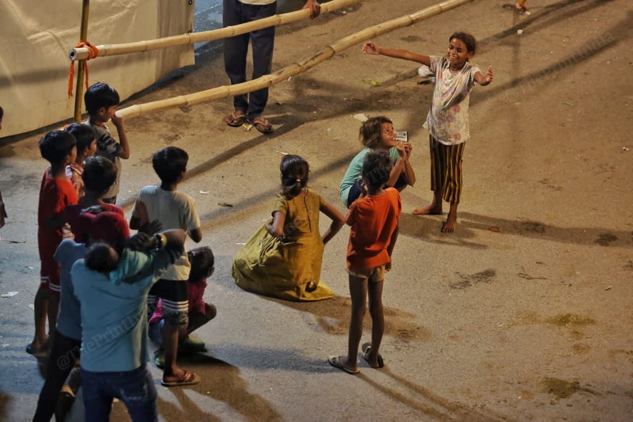 Childrens playing kho-kho for the entertainment at Mayur vihar | Praveen jain | ThePrint.