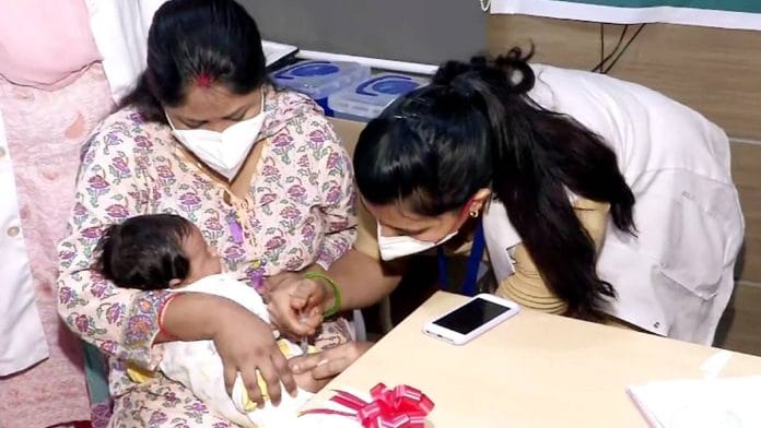 A healthcare worker vaccinates an infant in New Delhi | Photo: ANI