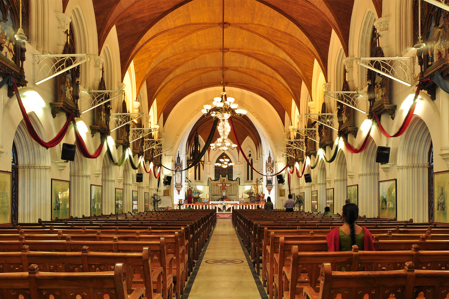 Interior of the Santhome Basilica | Photo: Joe Ravi (2012) | Wikimedia Commons