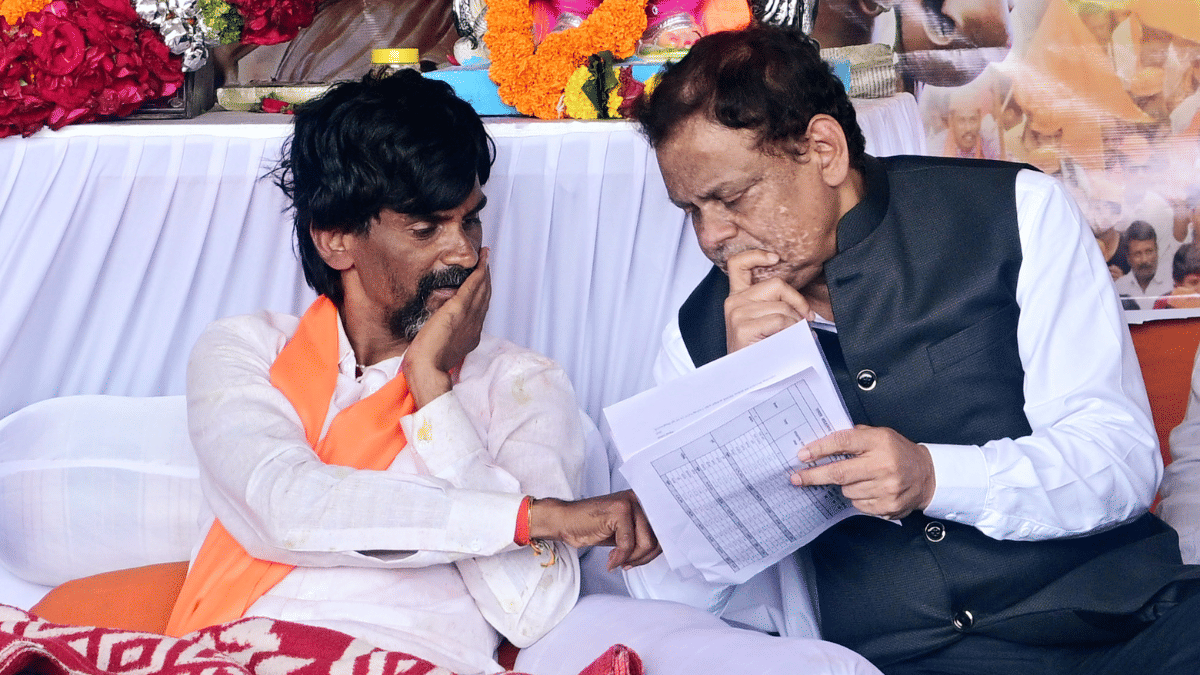 Maratha quota activist Manoj Jarange-Patil breaks his fast by drinking juice at Azad Maidan in Mumbai Tuesday | ANI 