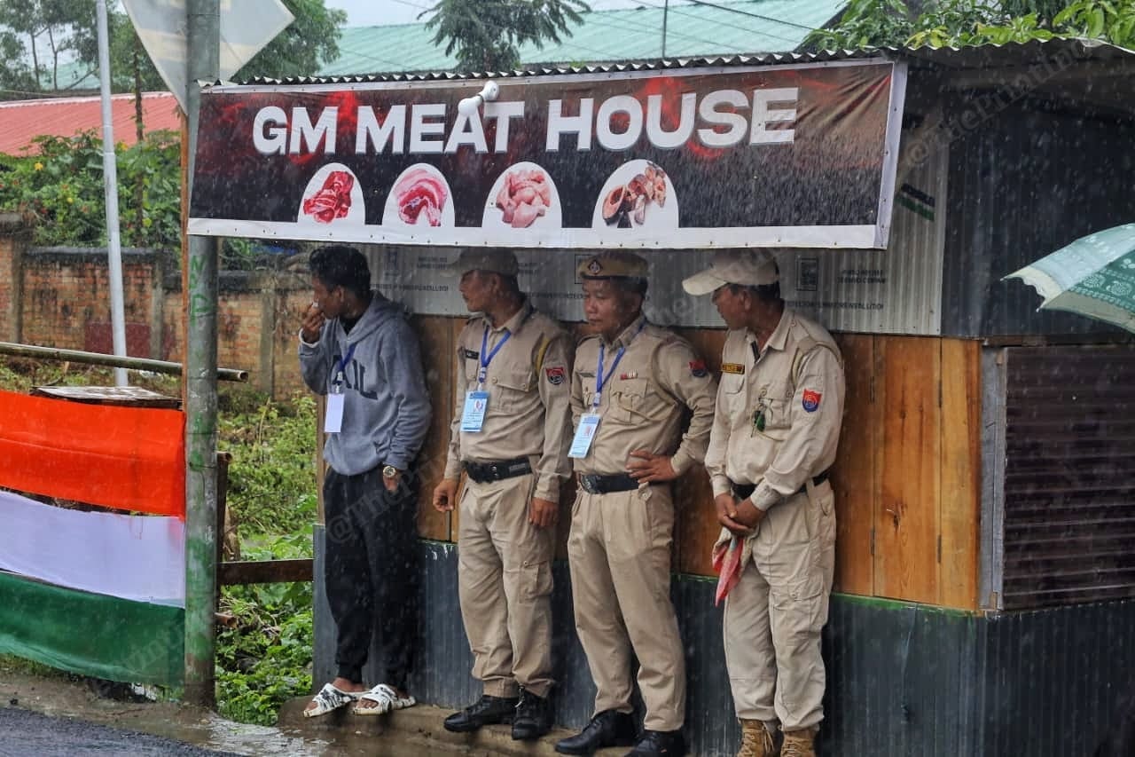 Police personnel standing under the shed | Praveen Jain | ThePrint