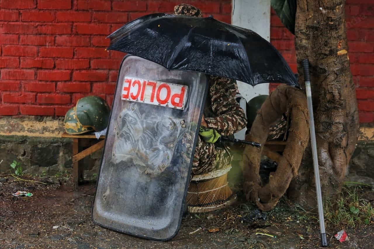security personnel protecting himself from the rain | Praveen Jain | ThePrint