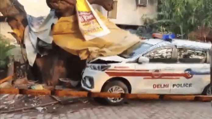 Screengrab from accident site where a person died after a PCR van of the Delhi Police ran over him in the Thana Mandir Marg area of ​​Delhi, Thursday, 18 September 2025 | X/@ANI