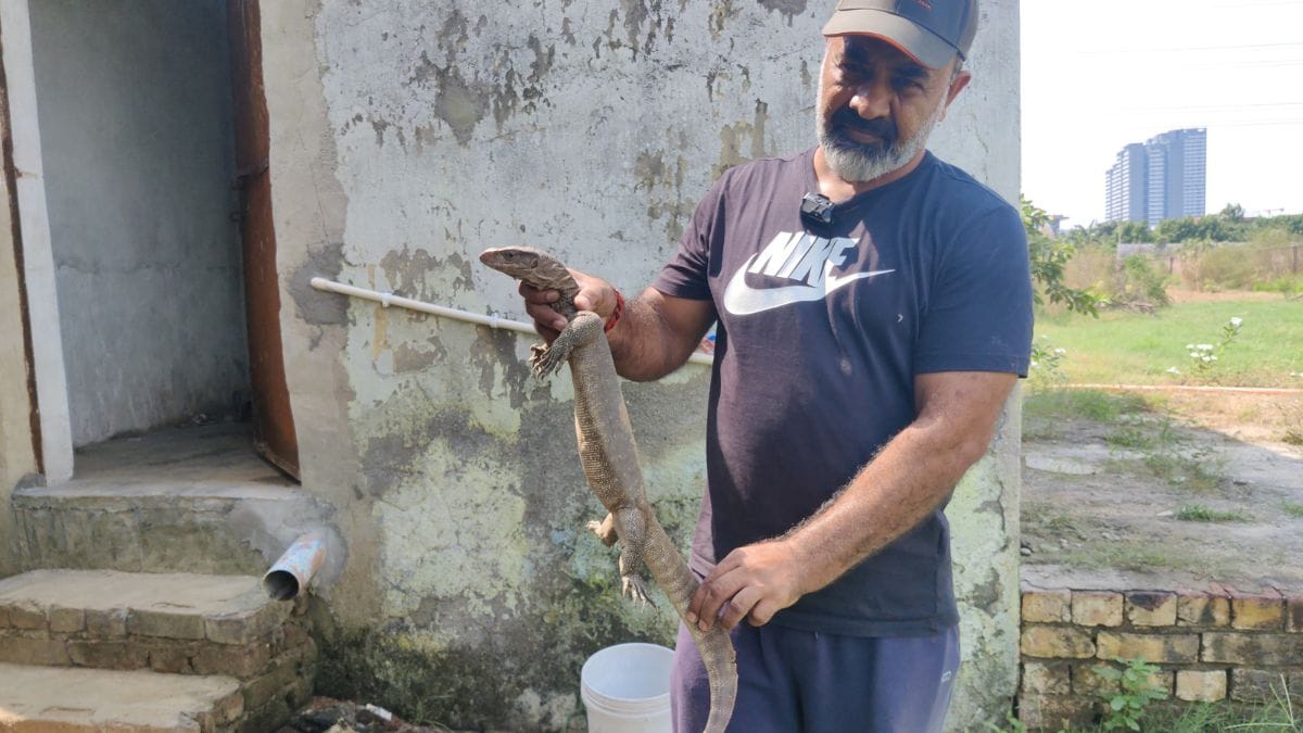 Gandas holding the monitor lizard | Sakshi Mehra, ThePrint
