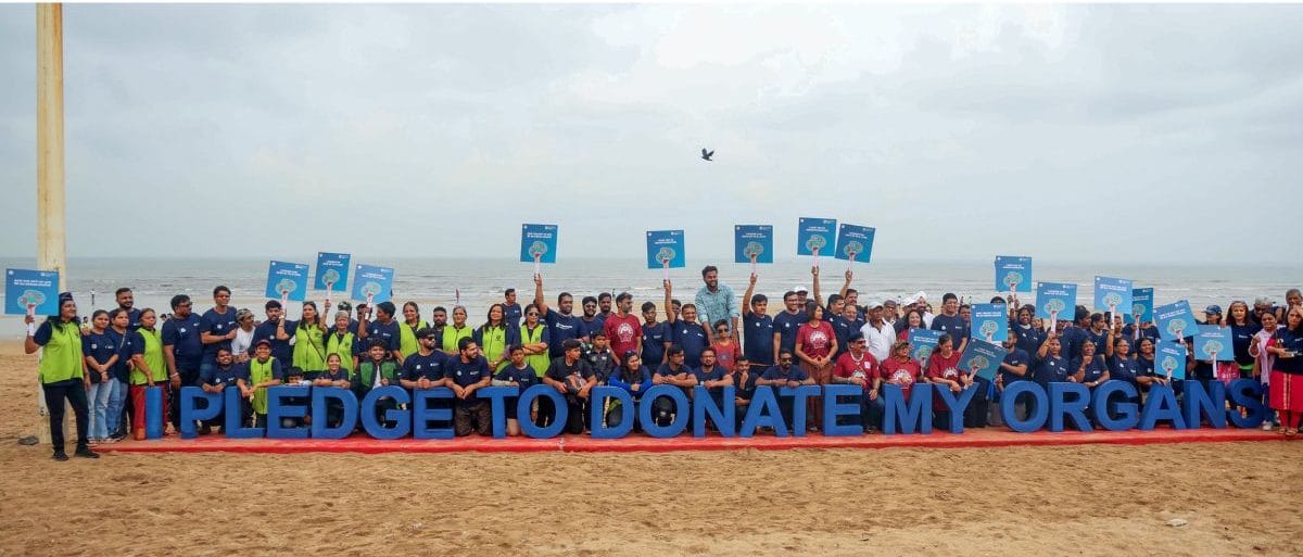 Nanavati Max Super Speciality Hospital and Zonal Transplant Coordination Centre members during a pledge ahead of World Organ Donation Day, at Juhu Beach | ANI