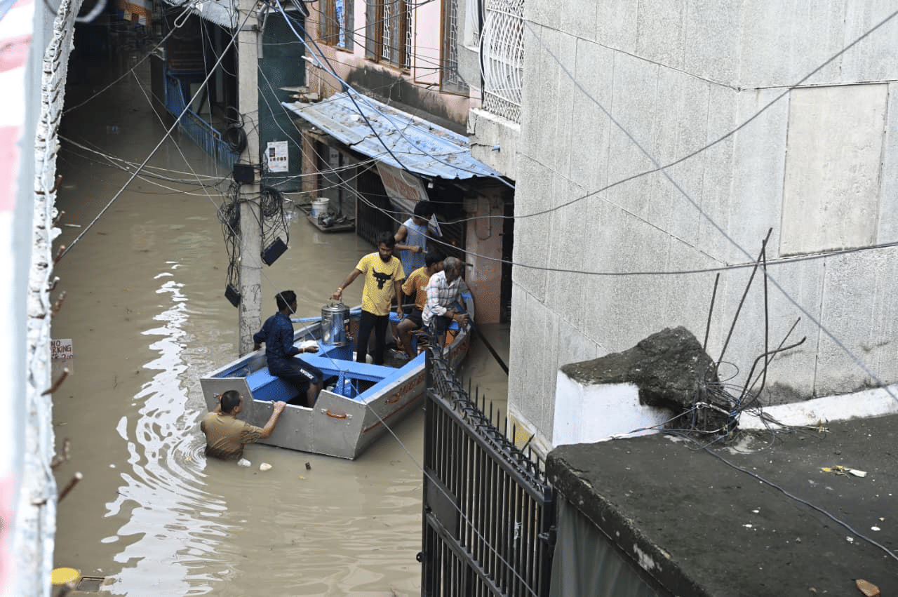 In Delhi, a swollen Yamuna flowed over to the streets in areas around Kashmere Gate, causing severe waterlogging | Suraj Singh Bisht 