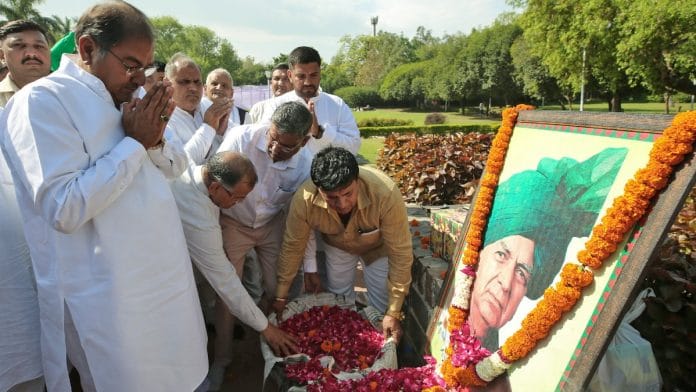 INLD leader Abhay Singh Chautala paying tribute to Devi Lal at Sangharsh Sthal in New Delhi on 6 April, 2023 | ANI