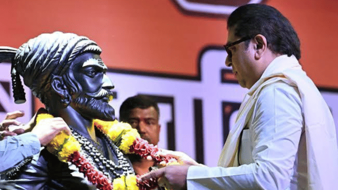 File photo of MNS chief Raj Thackeray paying tribute to Maratha icon Chhatrapati Shivaji | X/@RajThackeray