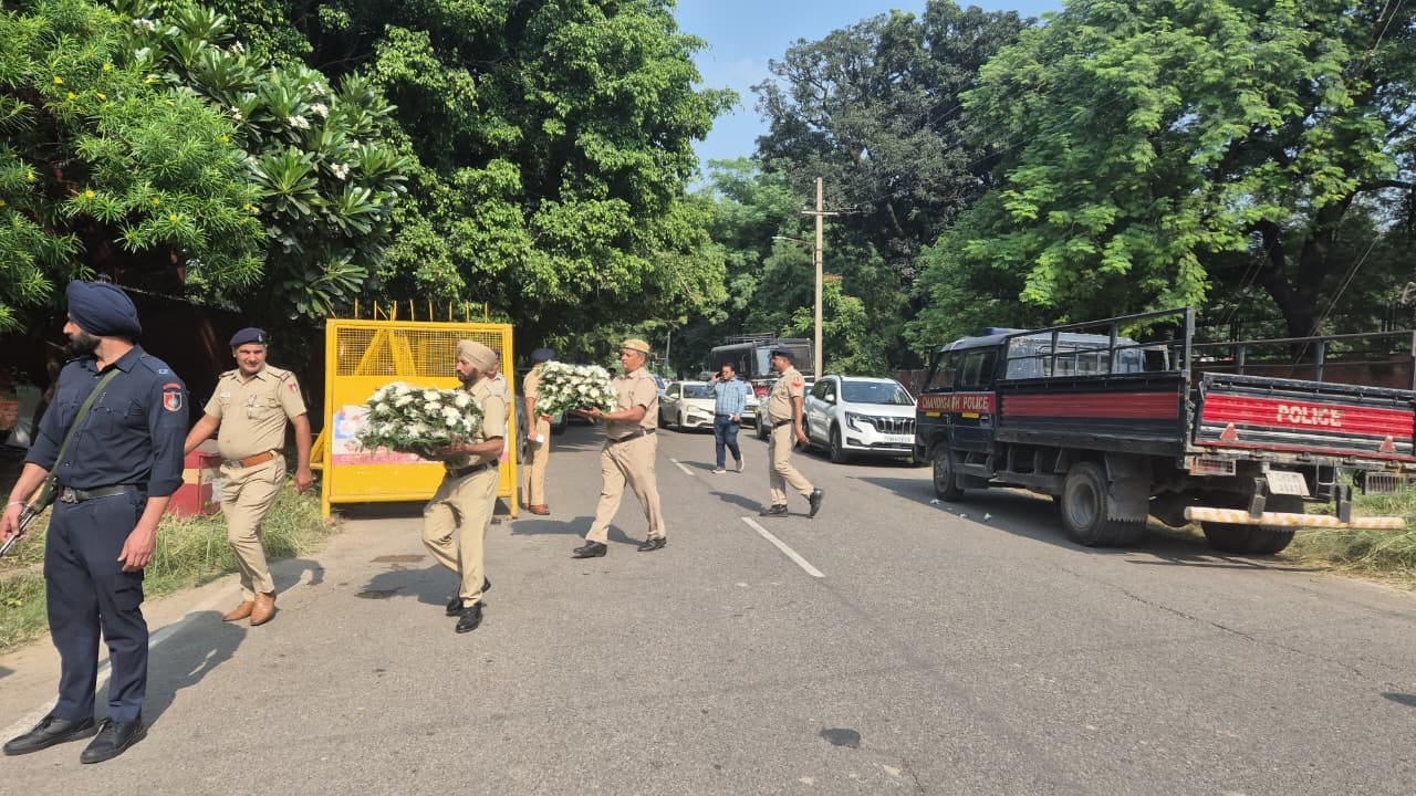 White chrysanthemums carried by police personnel | Photo: Shubhangi Misra | ThePrint