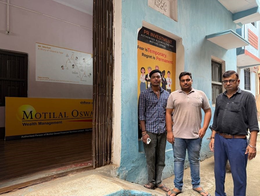 Vikas Kumar, 52, a seasoned agent with over two decades of market experience, works alongside two Gen Z traders—Priyanshu Kumar and Rahul Kumar. Together, they have brought in 52 clients in just one and a half years of working together | Photo: Jyoti Yadav