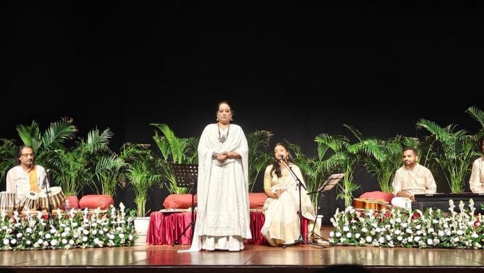 Fouzia Dastango performing Dastaan-e-Guru Dutt