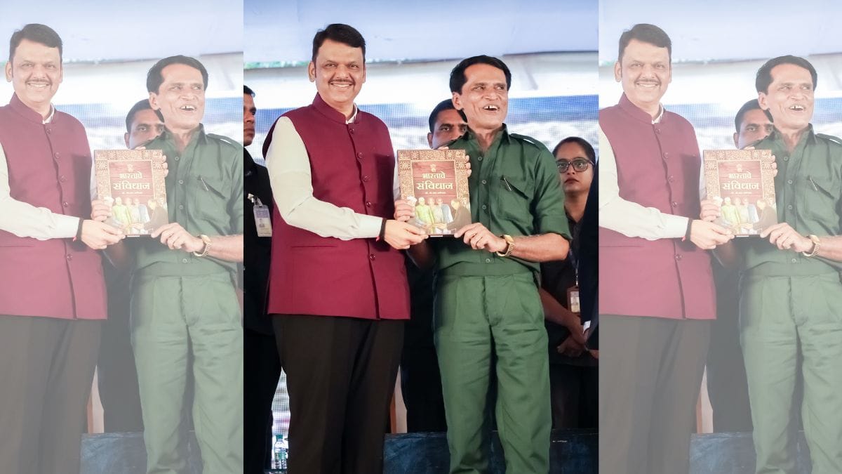 Surrender of Maoist commander Mallojula Venugopal Rao alias Sonu Bhupati with Maharashtra CM Devendra Fadnavis | X/@CMOMaharashtra