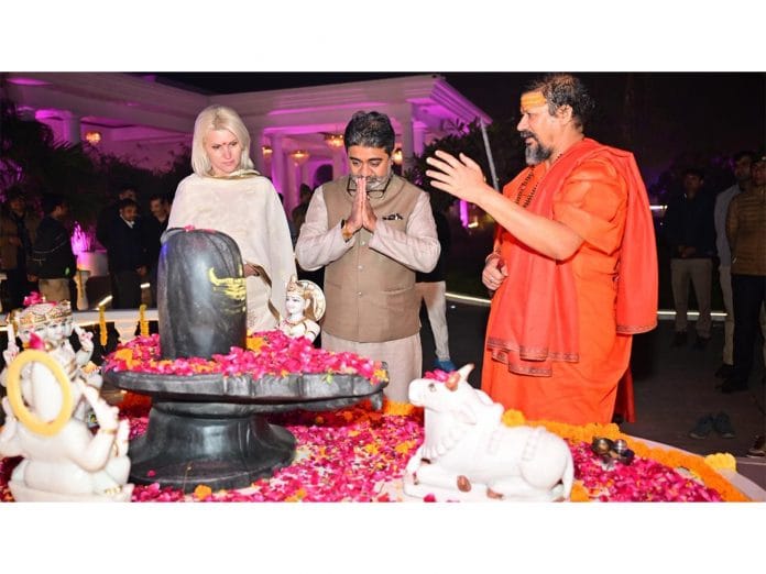 Dr. Abhishek Verma Receives Blessings of Acharya Mahamandaleshwar Swami Kailashanand Giri Ji Maharaj; Discussion on Sanatan Dharma and Social Welfare