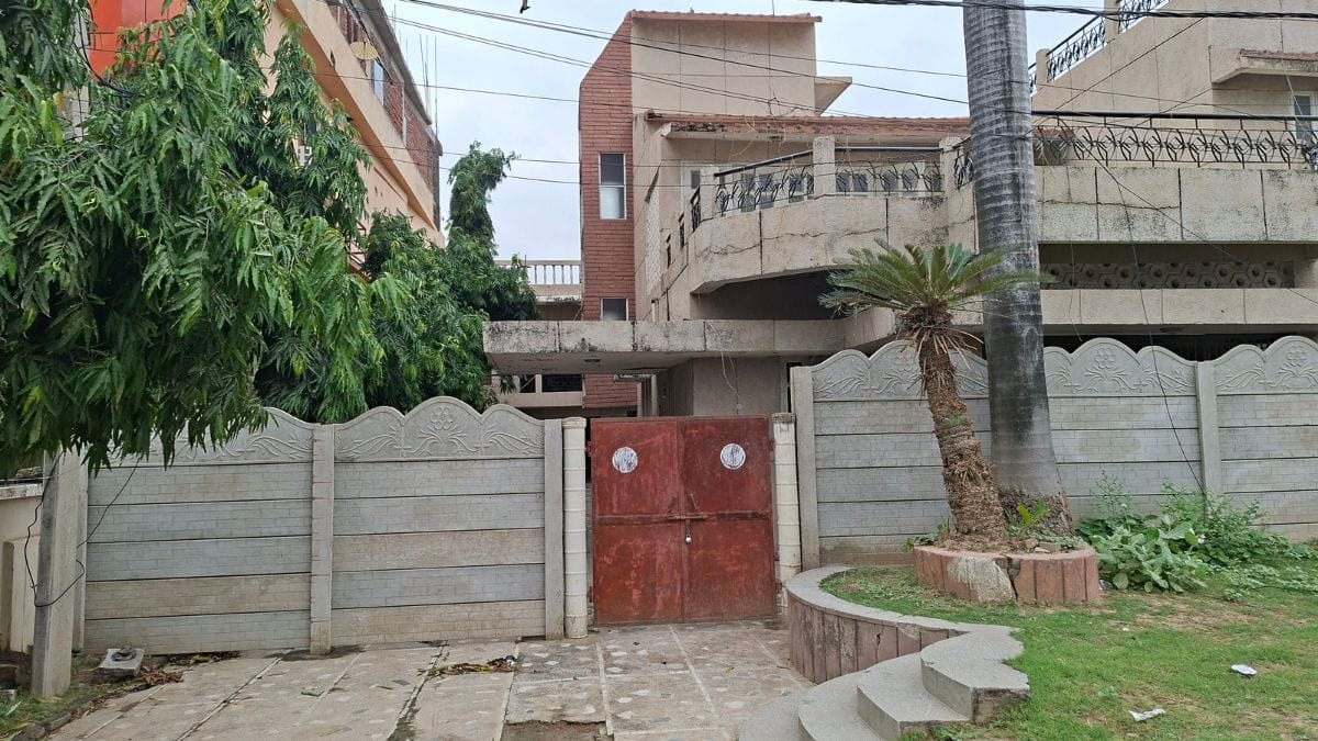 The exterior of Kishor's ancestral home in Buxar | ThePrint/Prashant Srivastava