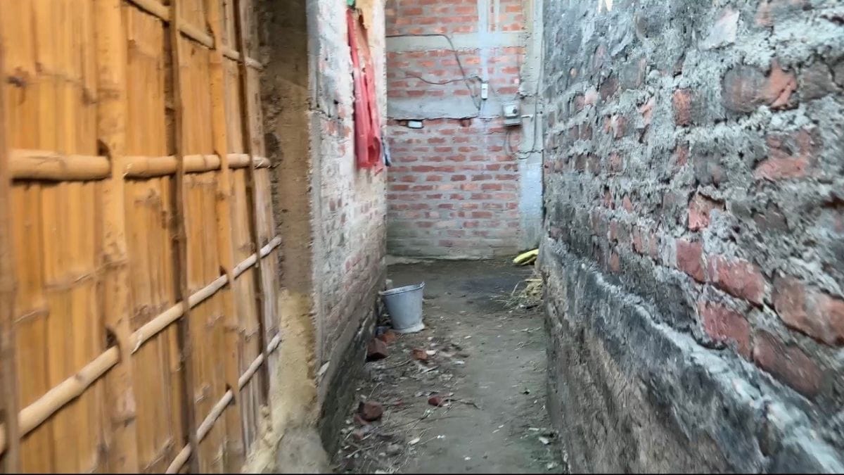 The narrow lane that leads to Dilip’s house in Mallah Tola. Photo: Jyoti Yadav, ThePrint