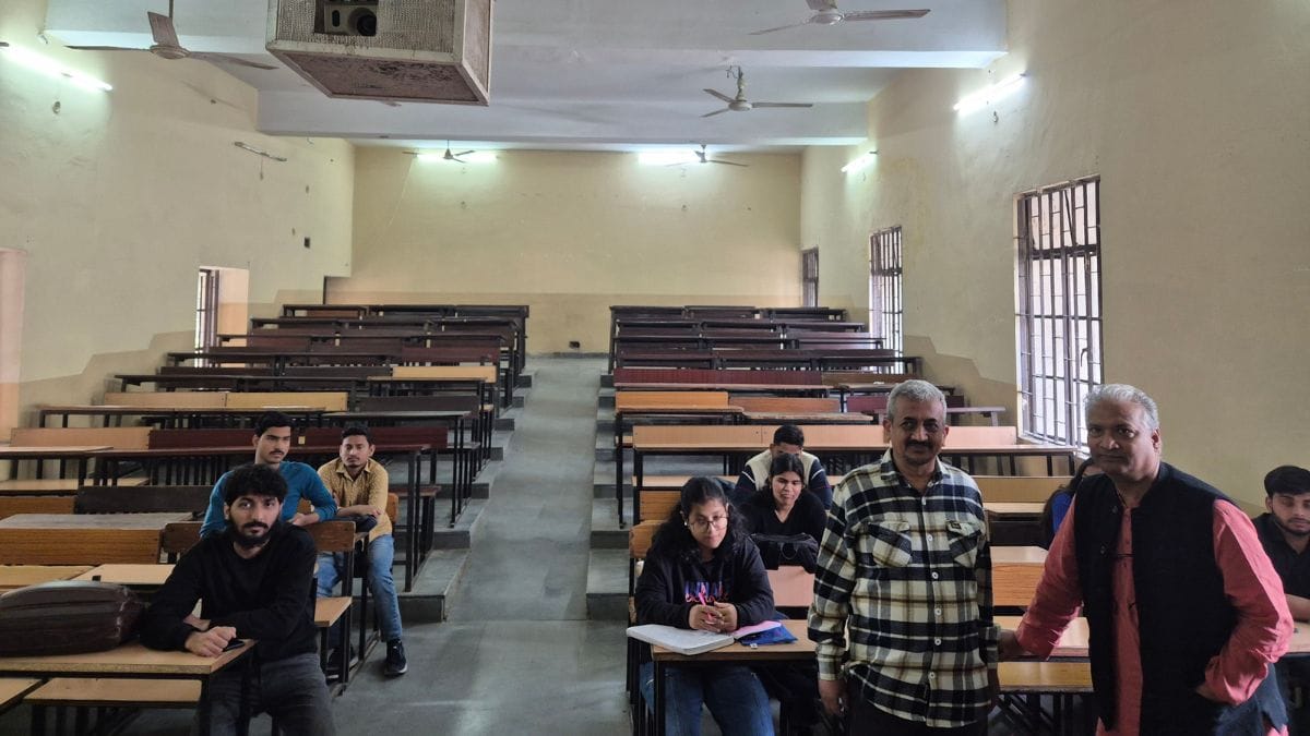 Professor Kunwar with his class in Dyal Singh college | Shubhangi Misra | ThePrint