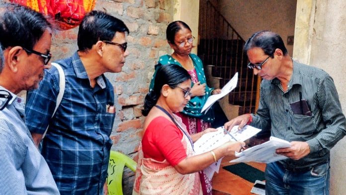 BLOs and BLAs during house-to-house distribution of enumeration forms at Bijoygarh, in Kolkata on 5 November, 2025 | ANI
