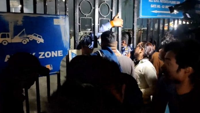Families wait outside the gates of LNJP Hospital, where blast victims were taken | ThePrint