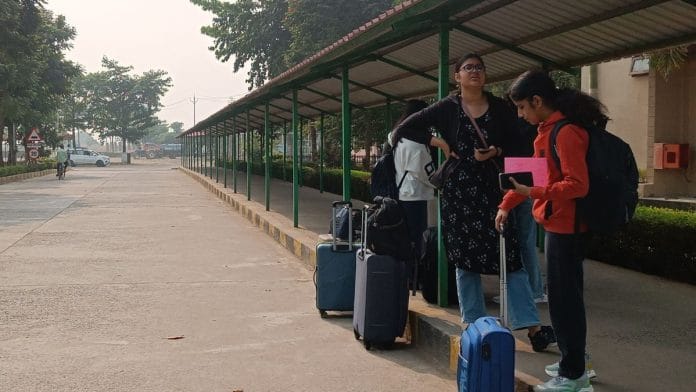 Students look to leave the Vellore Institute of Technology in Bhopal, a day after the violence over the jaundice outbreak | Krishan Murari | ThePrint