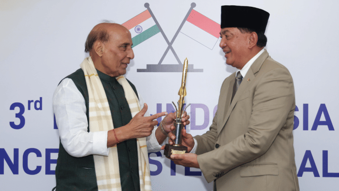 Defence Minister Rajnath Singh presents a model of the BrahMos missile to his Indonesia counterpart Sjafrie Sjamsoeddin in New Delhi on Thursday | X/@rajnathsingh