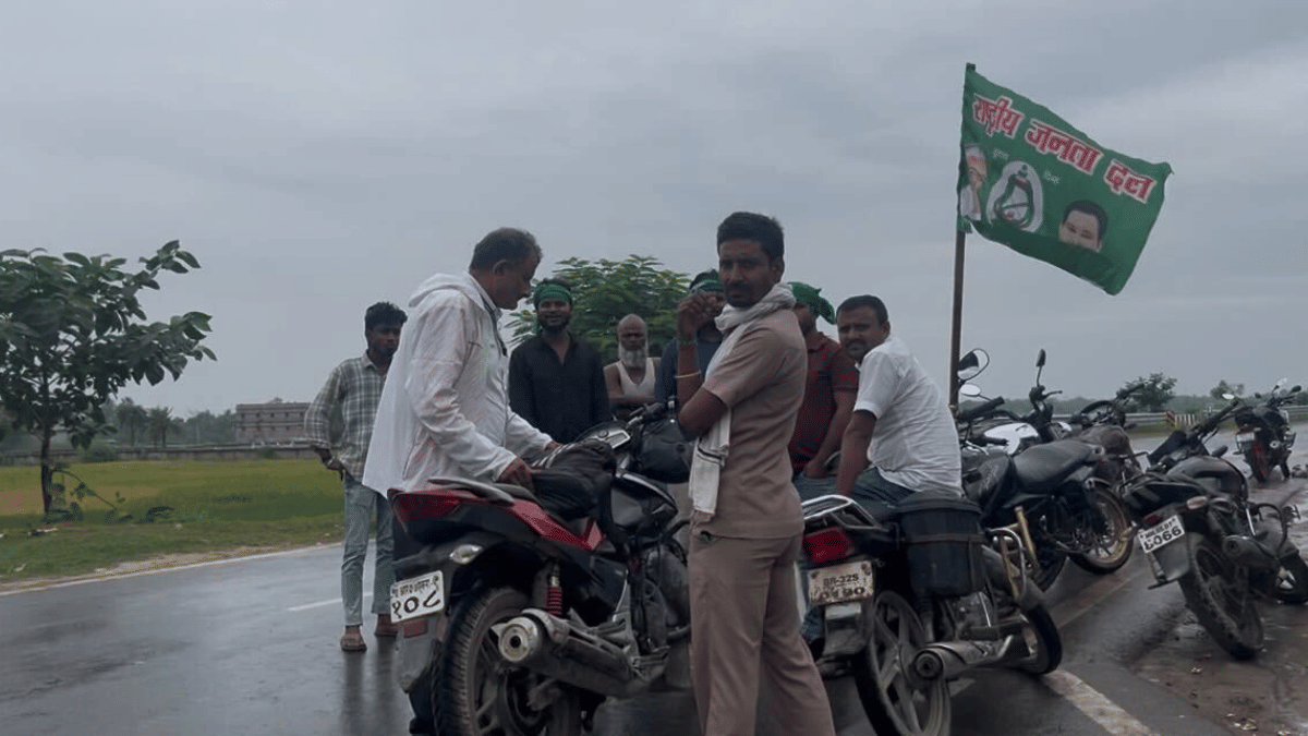 RJD supporters take a break during election campaigning in Siwan | Saqiba Khan | ThePrint