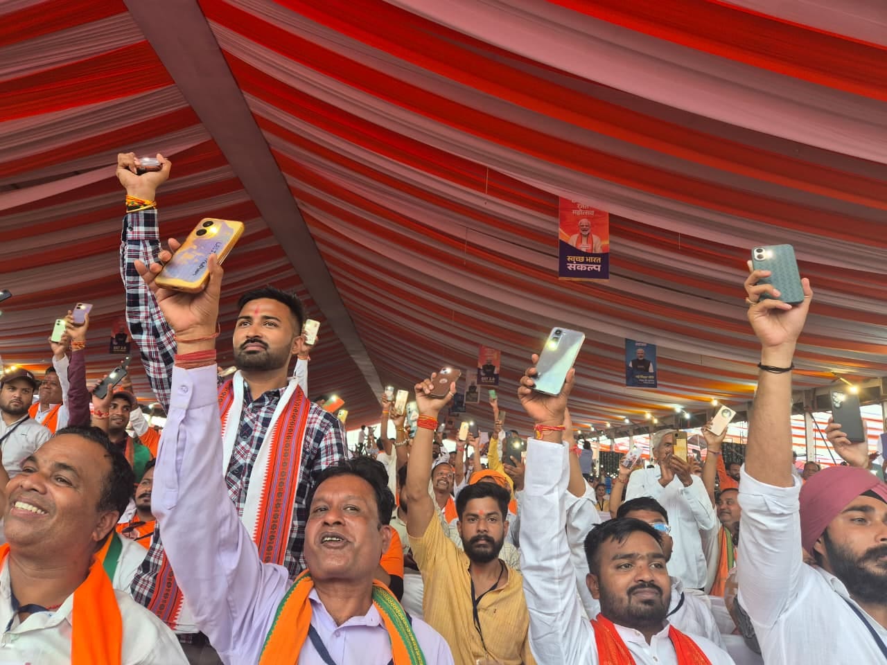 BJP supporters wave their phones at Nava Raipur in Chhattisgarh | Shubhangi Misra | ThePrinta