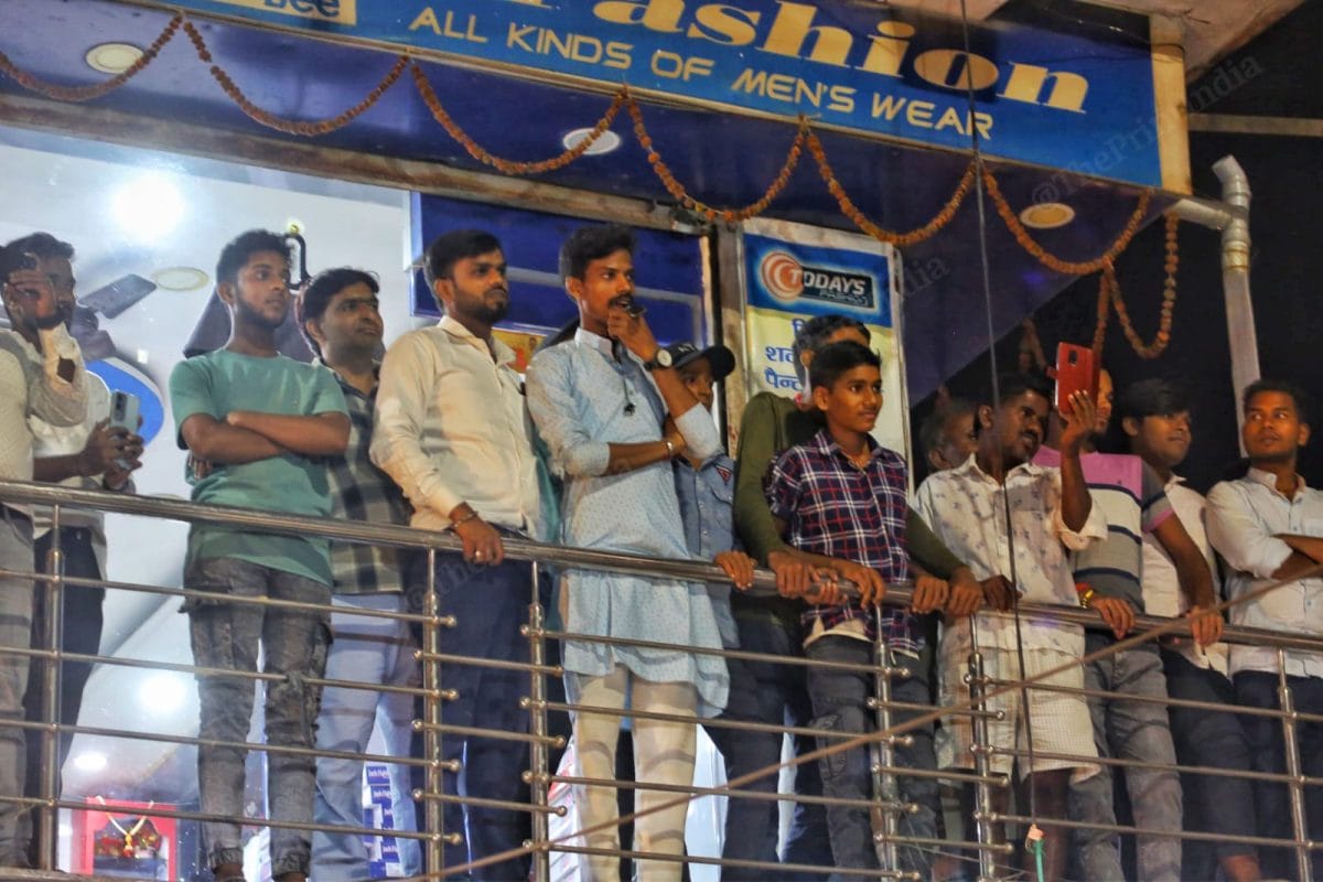 People watching the roadshow from their balconies | Praveen Jain | ThePrint| Praveen Jain | ThePrint