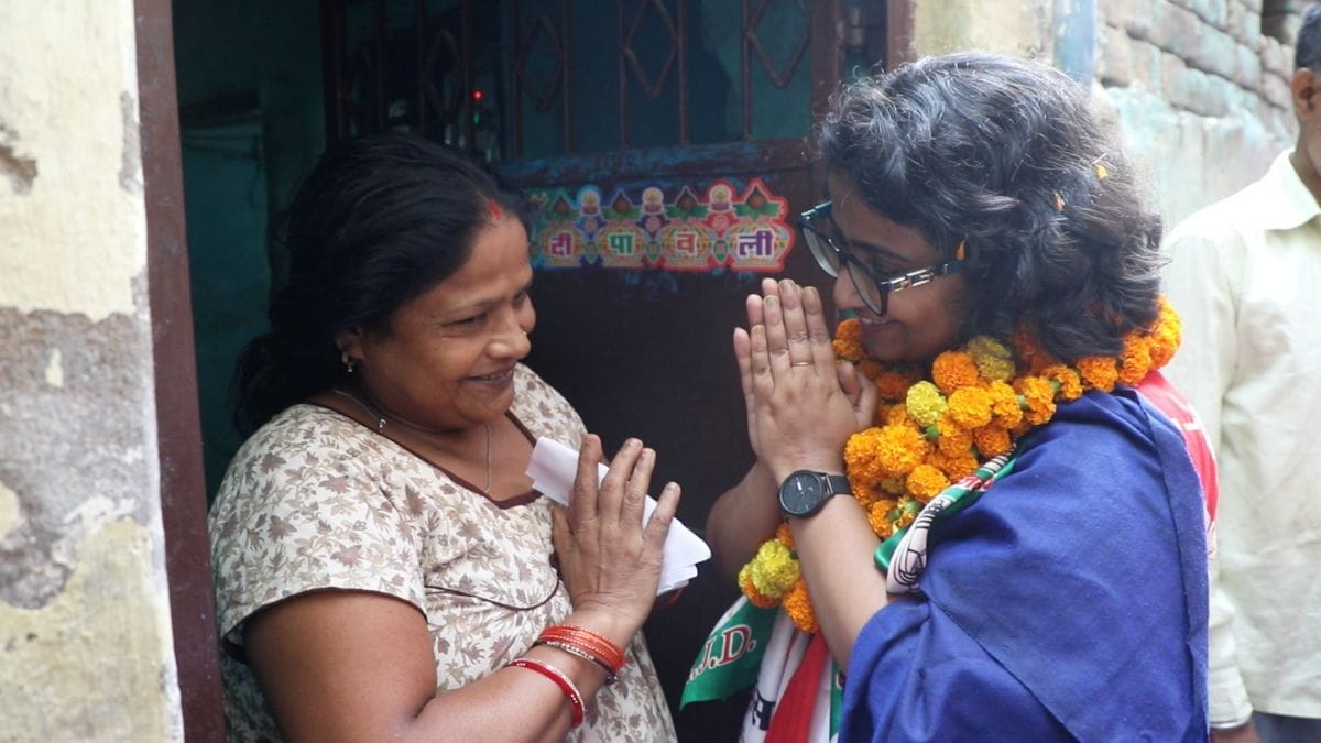 Divya Gautam interacts with a woman voter in Bihar's Digha constituency | Saqiba Khan | ThePrint