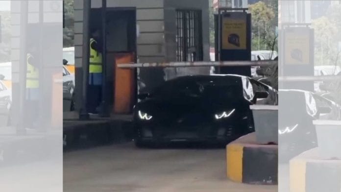 A Lamborghini Huracan sliding through a toll plaza | Photo: X