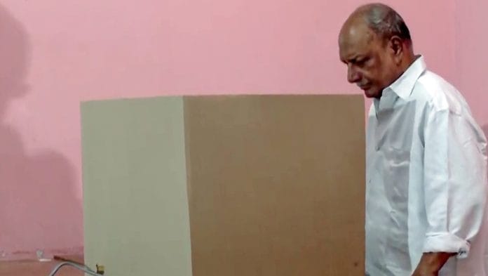 Congress Senior leader AK Antony casts his vote during Kerala Local Body Polls 2025, in Thiruvananthapuram on Tuesday | ANI