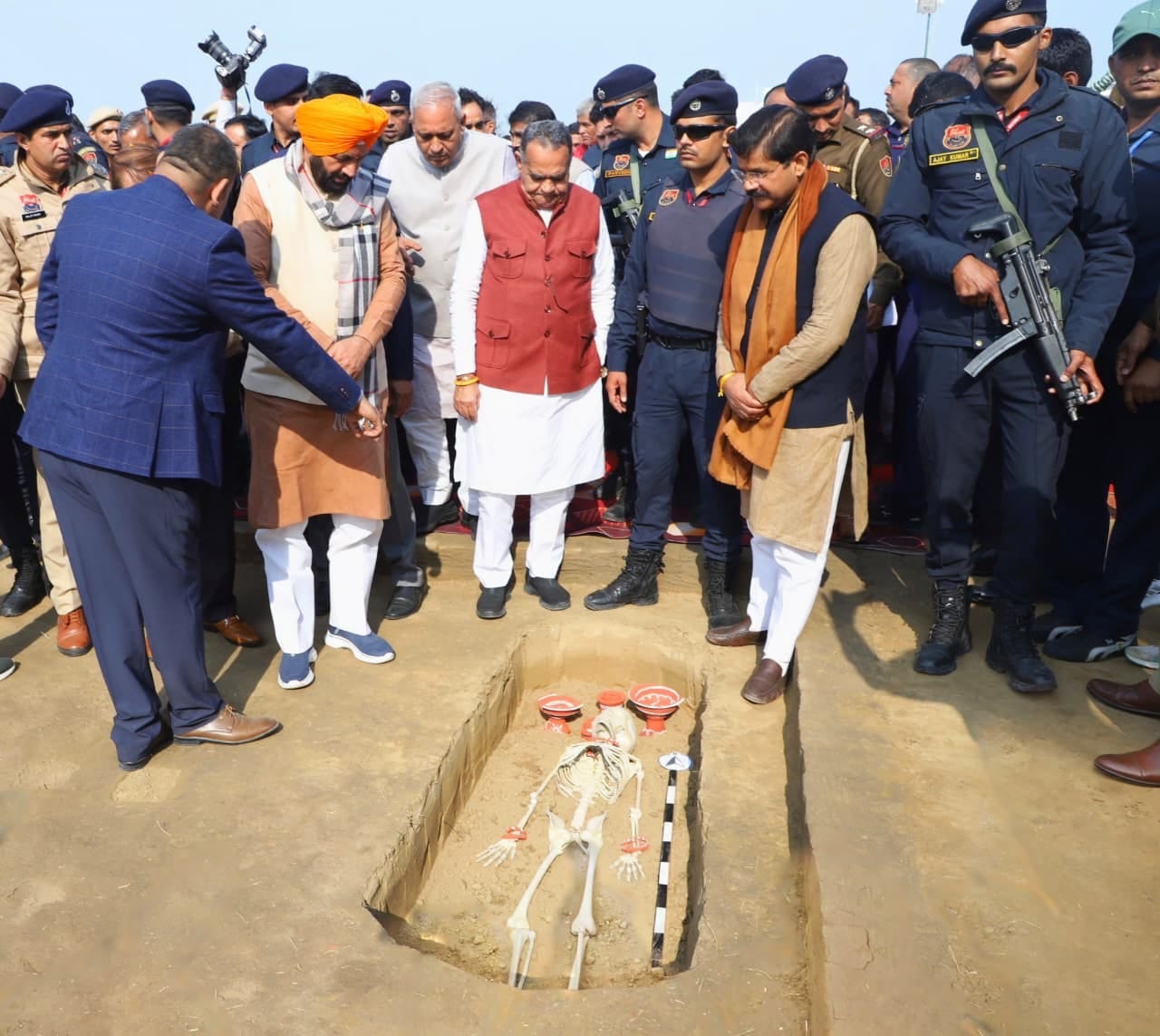 राखीगढ़ी महोत्सव के दौरान मॉक खुदाई स्थल पर हरियाणा के मुख्यमंत्री नायब सिंह सैनी | फोटो: विशेष व्यवस्था