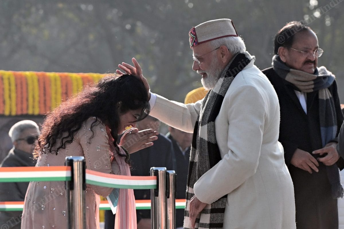 The PM interacts with an artiste at Sadaiv Atal | Suraj Singh Bisht | ThePrint