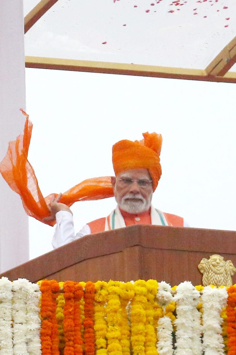 Modi adjust his turban as a gust of wind swishes past the ramparts of the Red Fort | Praveen Jain | ThePrint
