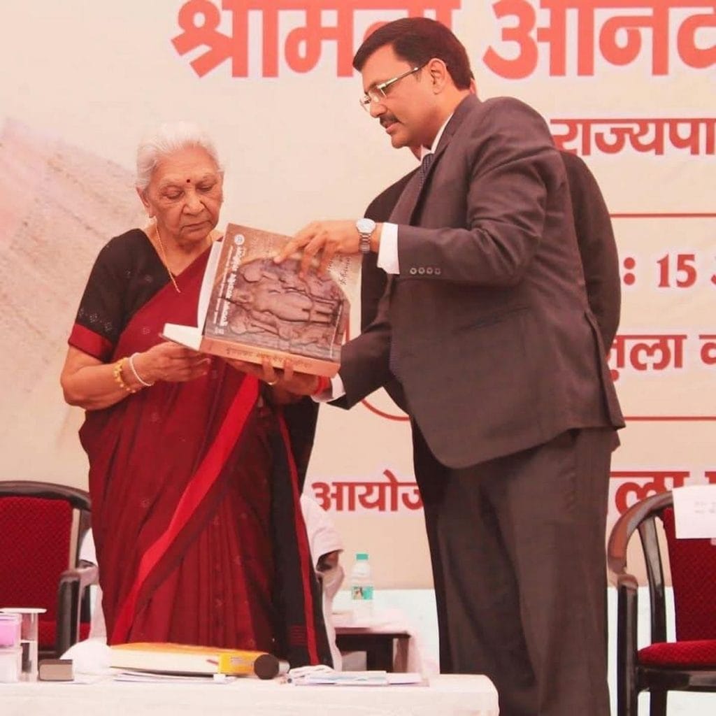 आंजनेय कुमार सिंह ने मुरादाबाद डिवीजन गजेटियर का दूसरा वॉल्यूम उत्तर प्रदेश की राज्यपाल आनंदीबेन पटेल को भेंट किया | विशेष व्यवस्था द्वारा