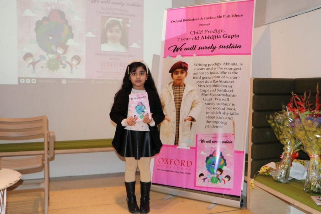 अभिजिता गुप्ता, जो अब 12 साल की हैं, उन्होंने सात साल की उम्र में अपनी पहली किताब प्रकाशित की. उनका कहना है कि वे AI का इस्तेमाल नहीं करतीं और अपना काम ‘असली’ रखना चाहती हैं | फोटो: स्पेशल अरेंजमेंट