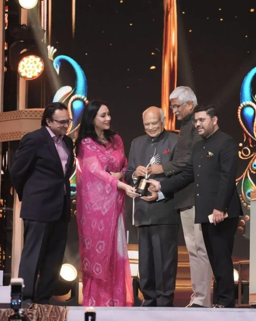 आईफा अवॉर्ड्स 2025 में 50 साल पूरे होने पर केंद्रीय संस्कृति मंत्री गजेंद्र सिंह शेखावत और राजस्थान की उपमुख्यमंत्री दिया कुमारी ने राजमंदिर के मालिकों को सम्मानित किया | फोटो: इंस्टाग्राम