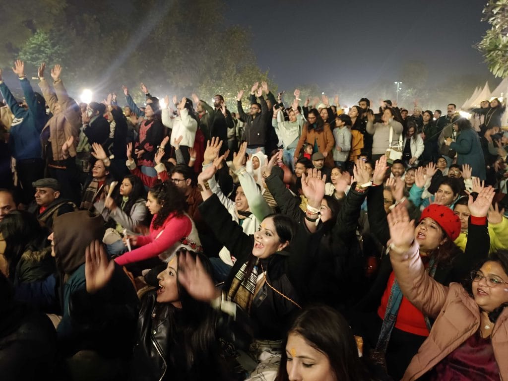 यह कार्यक्रम कई पीढ़ियों का मेल था, जहां लोग कभी नाचते तो कभी जागराते की तरह हाथ उठाते दिखे | फोटो: अलमिना खातून/दिप्रिंट