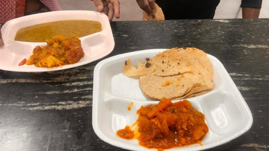 Vegetables and roti for lunch served at Kalkaji Atal Canteen. Manisha Mondal | ThePrint