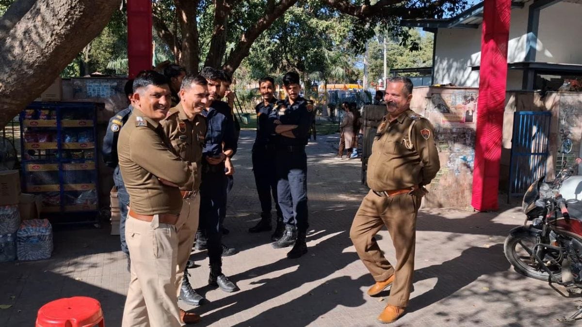 हिसार में सेंट थॉमस चर्च के बाहर पुलिस तैनाती | फोटो: स्पेशल अरेंजमेंट