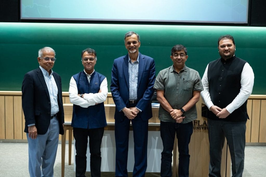 फ्लेम यूनिवर्सिटी के प्रोफेसर युगांक गोयल (बाएं से दूसरे) FLAME यूनिवर्सिटी में डिस्ट्रिक्ट्स प्रोजेक्ट के तहत महाराष्ट्र के सभी 36 जिलों की जानकारी डॉक्यूमेंट कर रहे हैं | विशेष व्यवस्था द्वारा