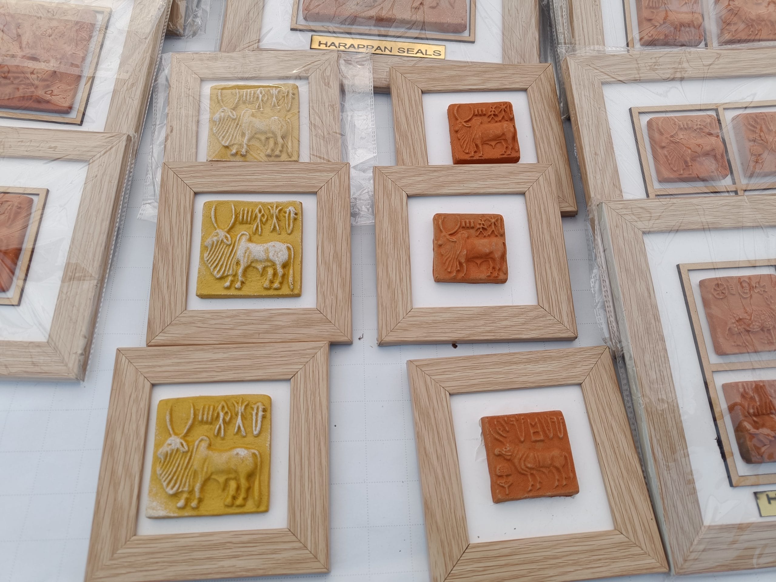 राखीगढ़ी महोत्सव में बिक्री के लिए रखी हड़प्पा मुहरों की प्रतिकृतियां | फोटो: कृष्ण मुरारी/दिप्रिंट