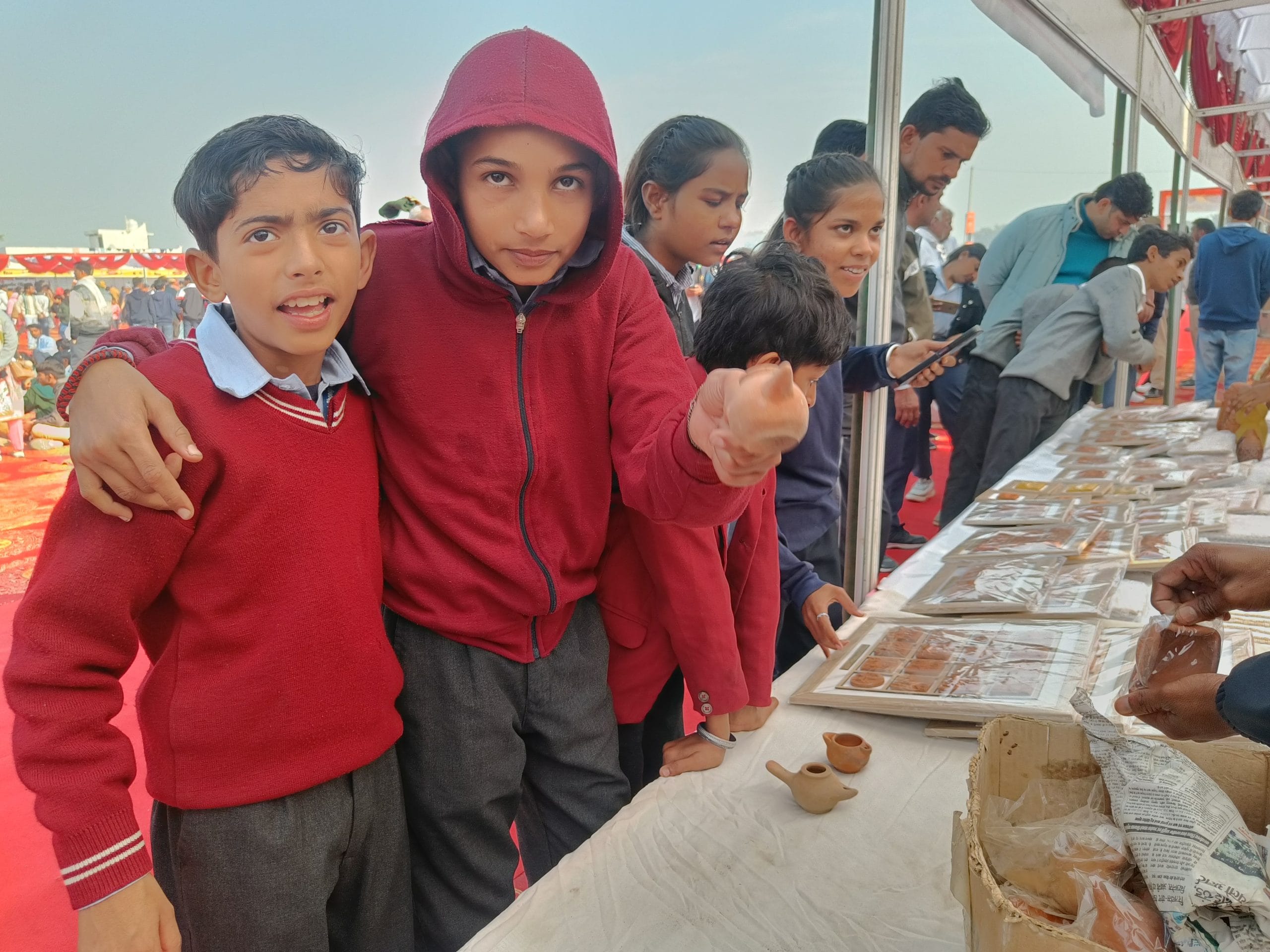 राखीगढ़ी महोत्सव में कलाकृतियों की प्रतिकृतियों के स्टॉल पर स्कूली छात्र | फोटो: कृष्ण मुरारी/दिप्रिंट