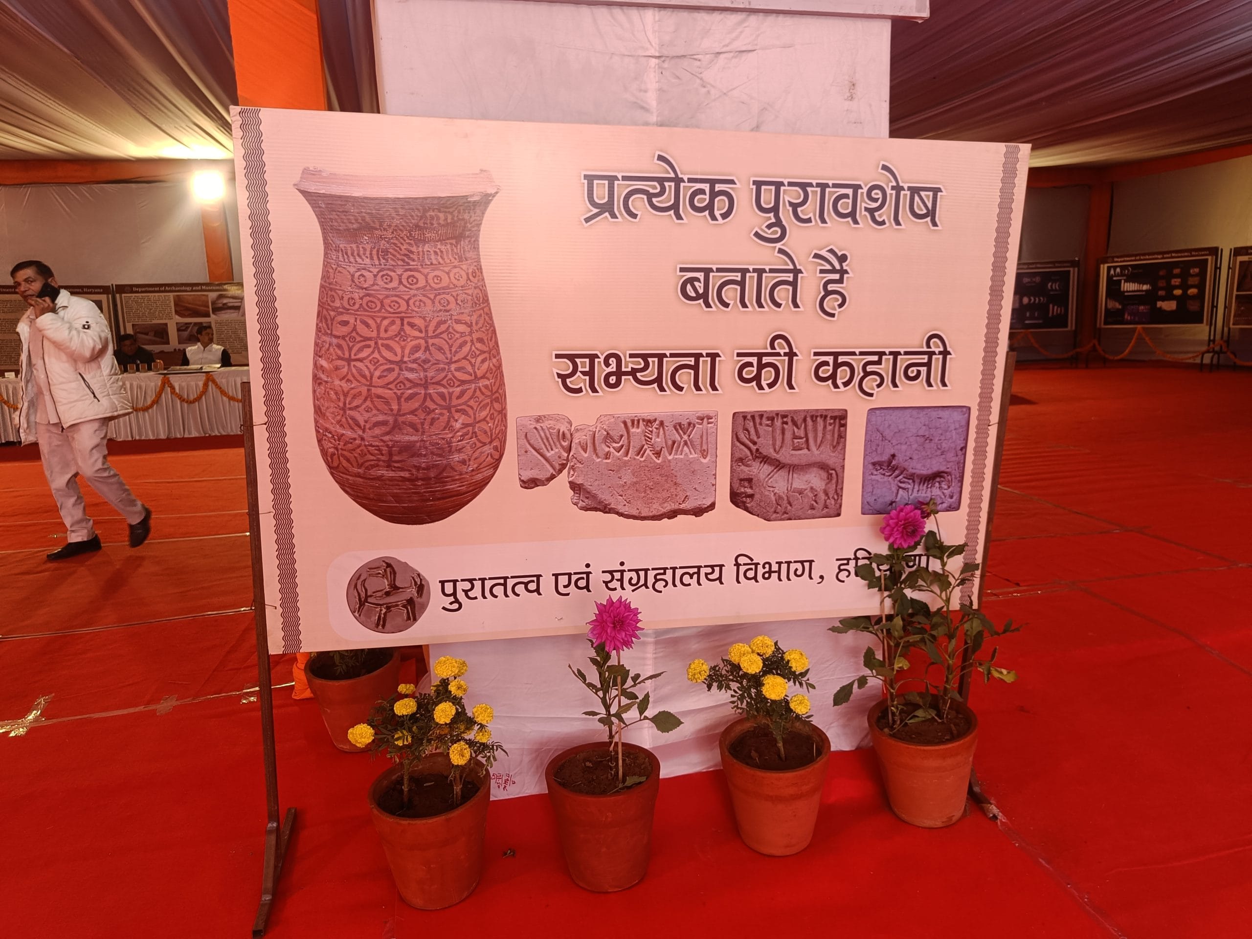 साइट म्यूज़ियम में प्रदर्शनी, जिसमें राखीगढ़ी और अग्रोहा स्थल से निकली कलाकृतियां दिखाई गईं | फोटो: कृष्ण मुरारी/दिप्रिंट