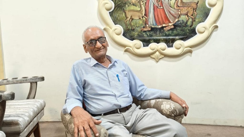 किशोर कुमार काला, 83, 1976 से राजमंदिर में अकाउंट्स संभाल रहे हैं | फोटो: टीना दास/दिप्रिंट