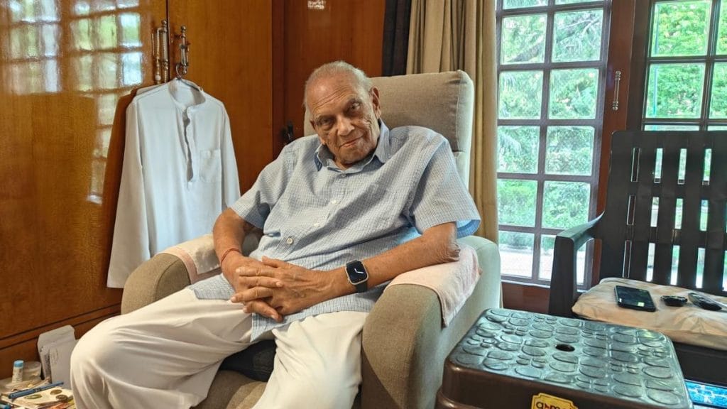 जयपुर में अपने घर पर कुशल चंद सुराना. 92 की उम्र में भी वे थिएटर पर करीबी नज़र रखते हैं | फोटो: टीना दास/दिप्रिंट