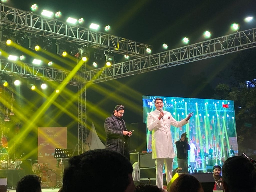 सनातन जर्नी के संस्थापक निकुंज गुप्ता मंच से तीन घंटे के भजन क्लबिंग कार्यक्रम की शुरुआत करते हुए | फोटो: अनु वर्मा/दिप्रिंट