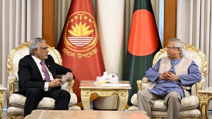 Pakistan Foreign Minister Ishaq Dar (left) with Bangladesh Chief Adviser Muhammad Yunus in Dhaka this August | Photo: X/@ChiefAdviserGoB