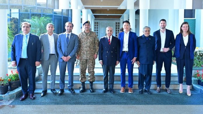 Pakistani Prime Minister Shehbaz Sharif, Chief of Defence Forces & Chief of Army Staff Field Marshal Asim Munir and ISI chief Asim Malik with Binance executives in Islamabad. | X/@cryptocouncilpk